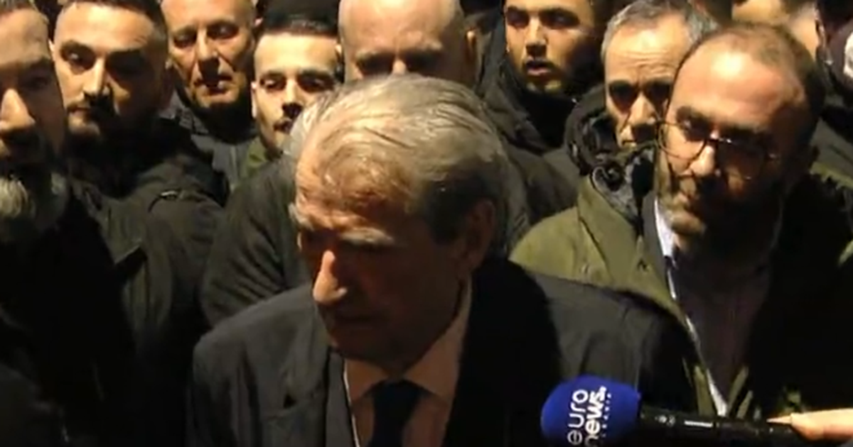 Turma lë Kryeministrinë, zhvendoset para Kuvendit, Berisha i bashkohet marshimit të protestuesve: Rama i pashpresë