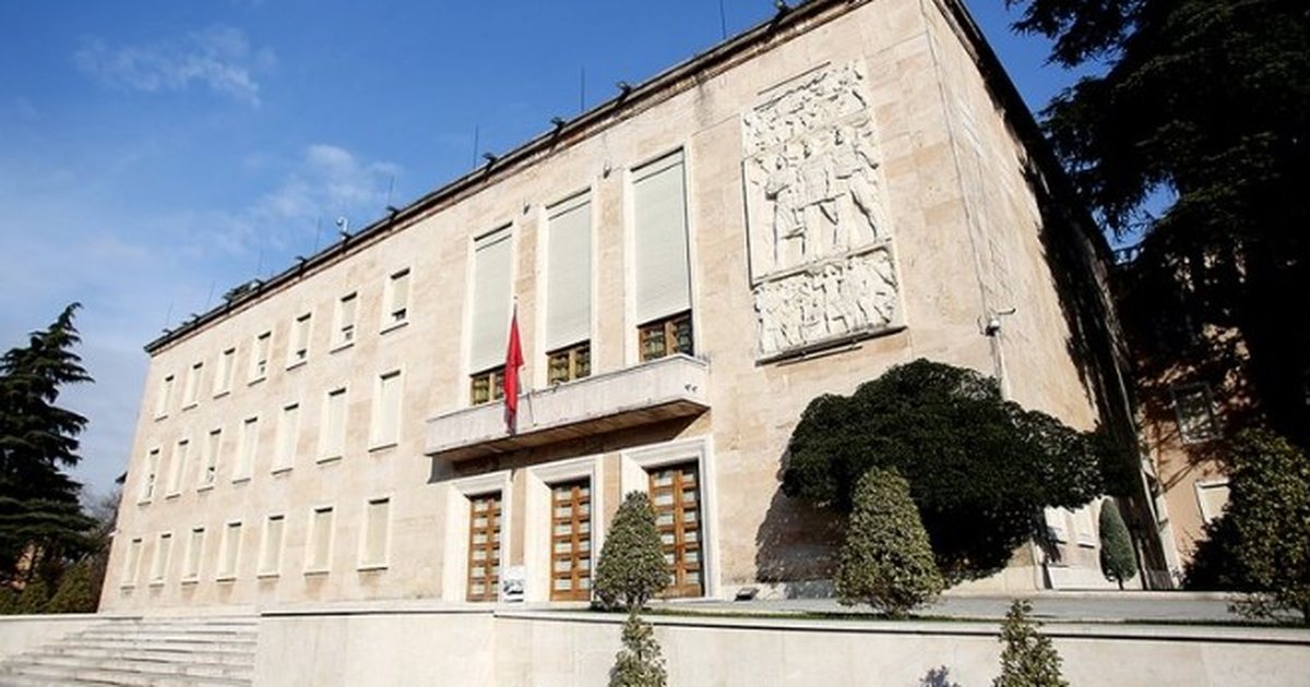 Zbardhen vendimet e Këshillit të Ministrave: Rritje pagash për ushtarakët, mësuesit dhe…