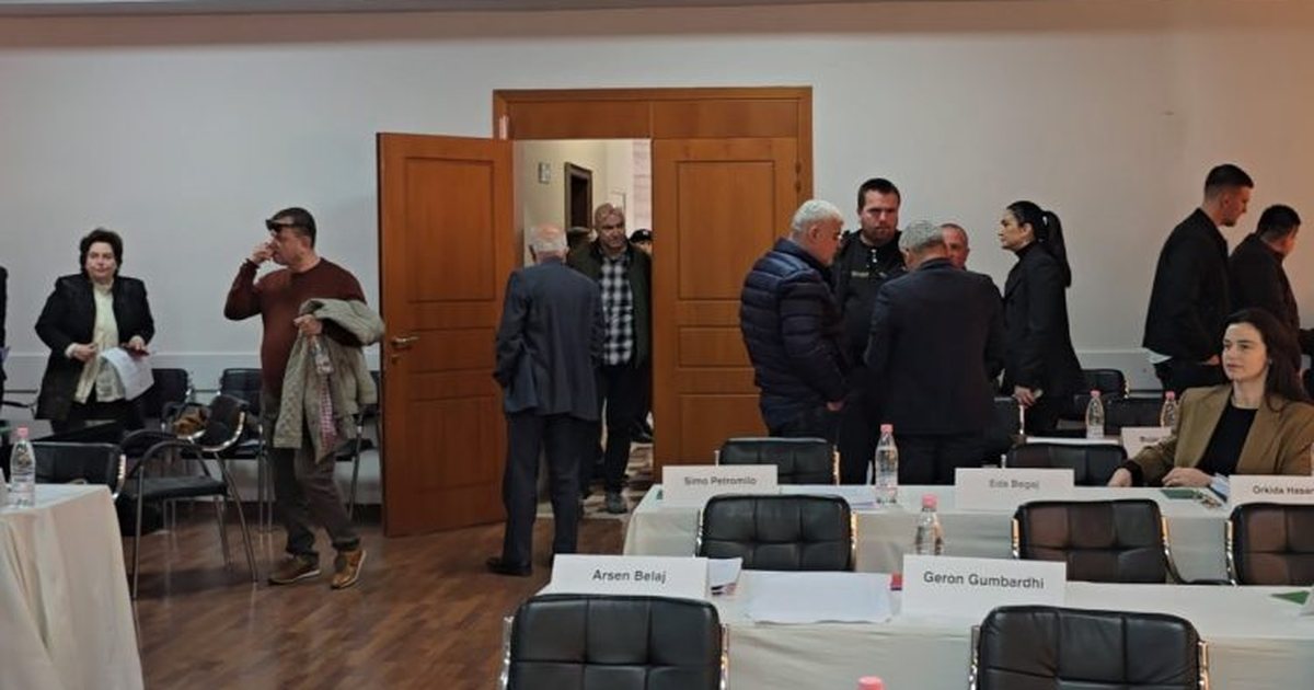 Debate mes anëtarëve në Këshillin Bashkiak Vlorë: Populli të marrë pjesë në seanca, pse i bëni fshehur