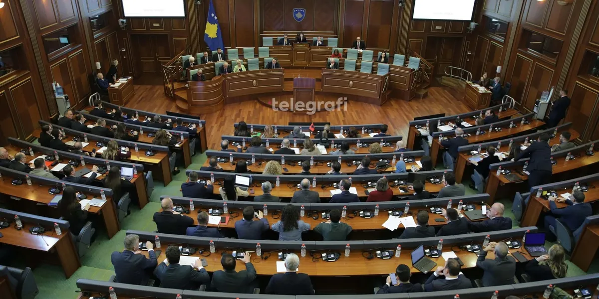 Debat mes grupeve parlamentare për buxhetin, opozita kritikon urgjencën dhe mungesën e reflektimit të premtimeve