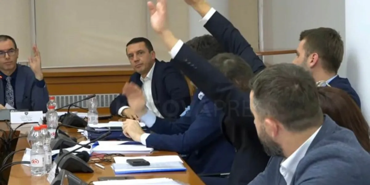 Komisioni për Buxhet dyfishon mbështetjen financiare për katërshen e UÇK-së në Hagë, kundër voton Geci