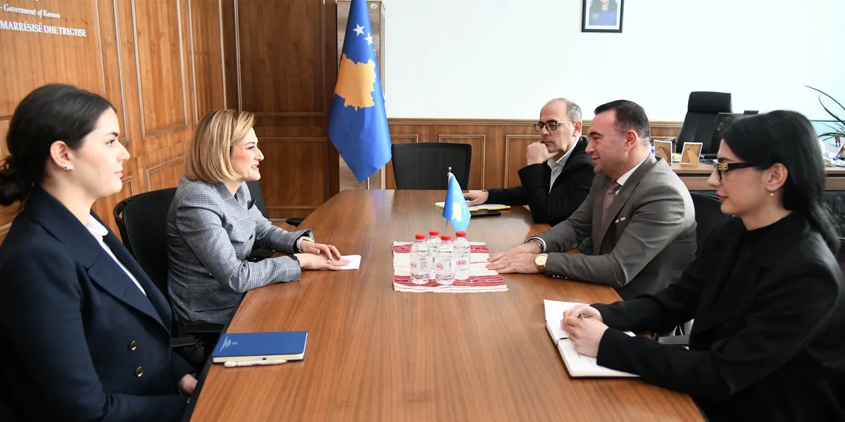 Kusari-Lila u takua me Lulzim Rafunën, u theksua nevoja për ngritjen e standardeve të prodhimit dhe shërbimeve