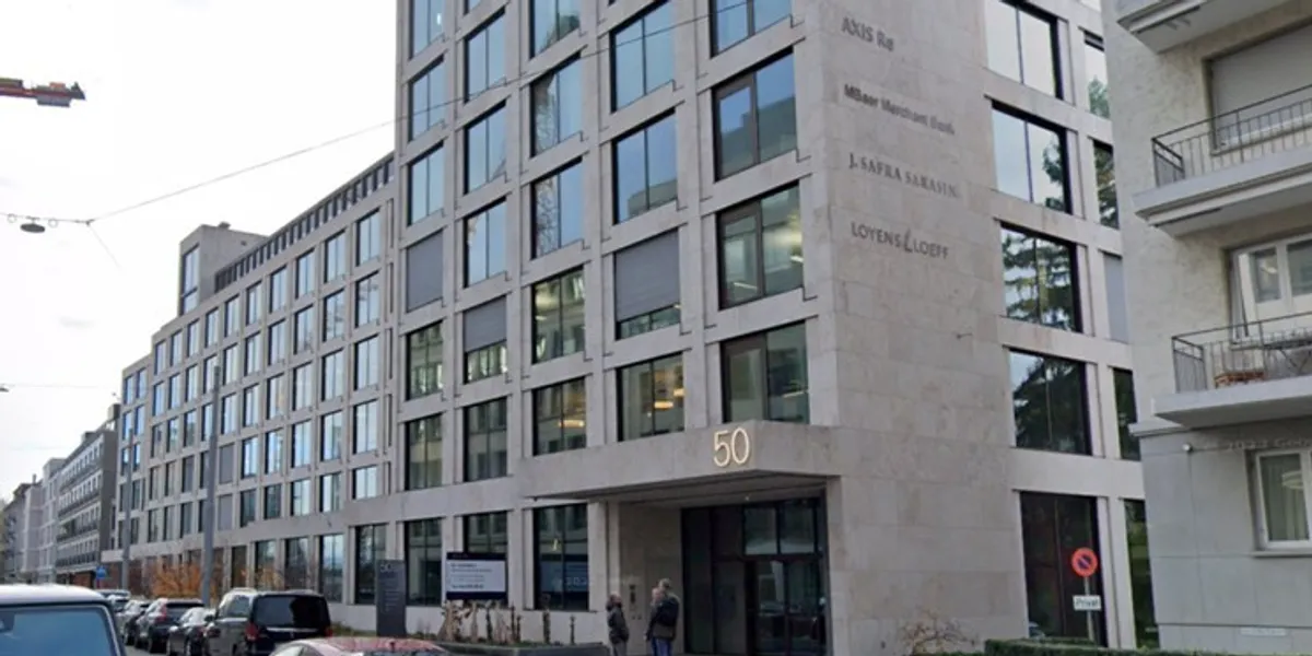 SHBA kërcënon bankën zvicerane me bllokim shkaku i lidhjeve me Iranin dhe Rusinë