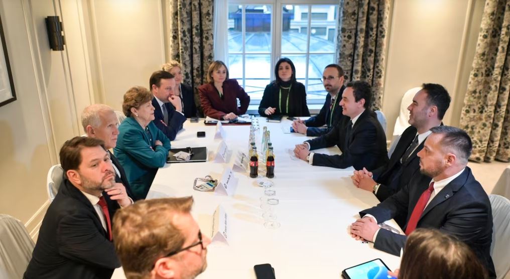 Kurti takohet me senatorët amerikanë, përsërit tri kërkesat e Kosovës në raport me Serbinë! Dorëzimi i Radoiçiç, anëtarësimi në NATO dhe…