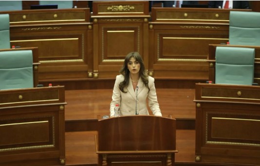 Konstituohet Kuvendi i Kosovës, Albulena Haxhiu zgjidhet kryetare me 66 vota pro, votohen edhe 5 nënkryetarët