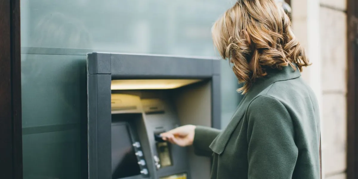 Borxhi në banka, mbi 600 milionë euro mbitërheqje nga qytetarët dhe bizneset