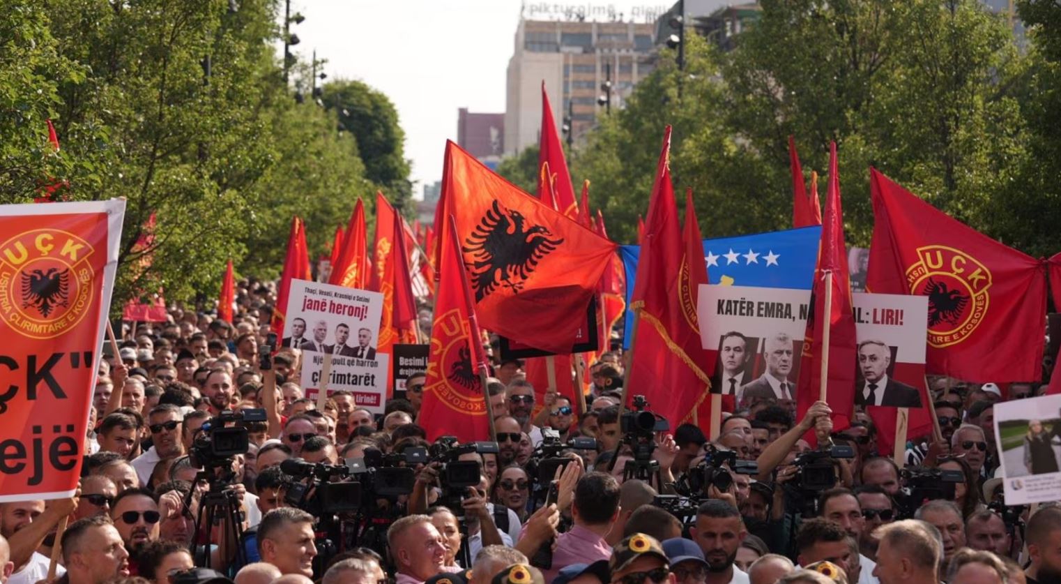 Analiza e REL: 18-vjetori i shtetësisë gjen Kosovën mes festës dhe protestës