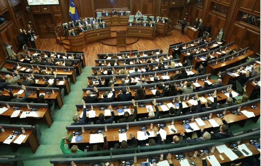 Kuvendi i Kosovës miraton rezolutën për ish-krerët e UÇK: Haga të mbajë një proces gjyqësor të drejtë e të paanshëm!