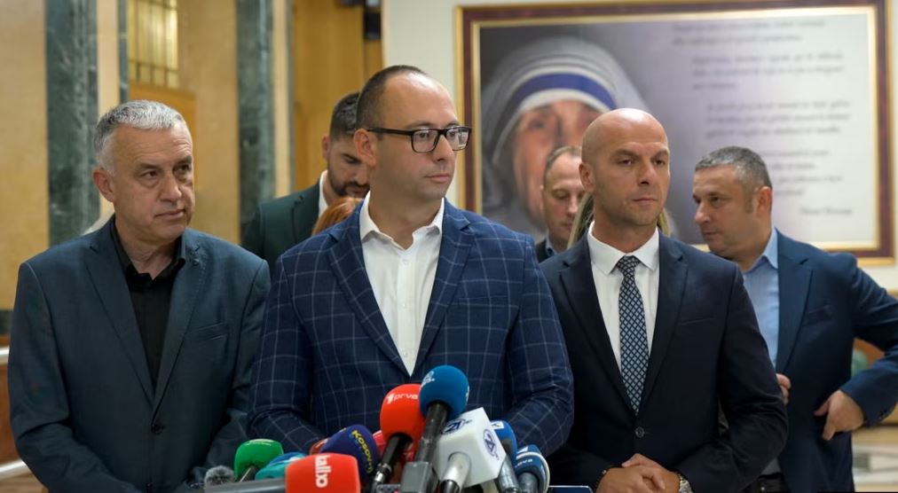 Analiza e REL: A mund të izolohet Lista Serbe nga Vetëvendosja?