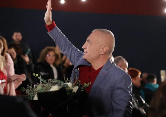 “Lavdi përjetë atyre që sakrifikuan për lirinë”- Meta uron nga qelia: Pavarësia e Kosovës, dëshmoi se është një faktor i rëndësishëm stabiliteti dhe paqeje në rajon