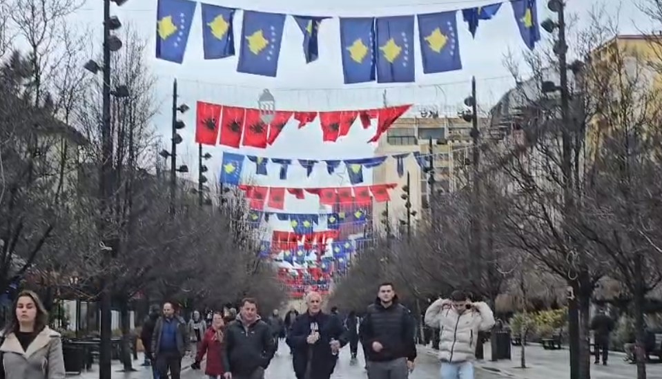 VIDEOLAJM/ Flamujt e Shqipërisë dhe Kosovës valviten në Prishtinë, atmosfera festive në 18-vjetorin e Pavarësisë