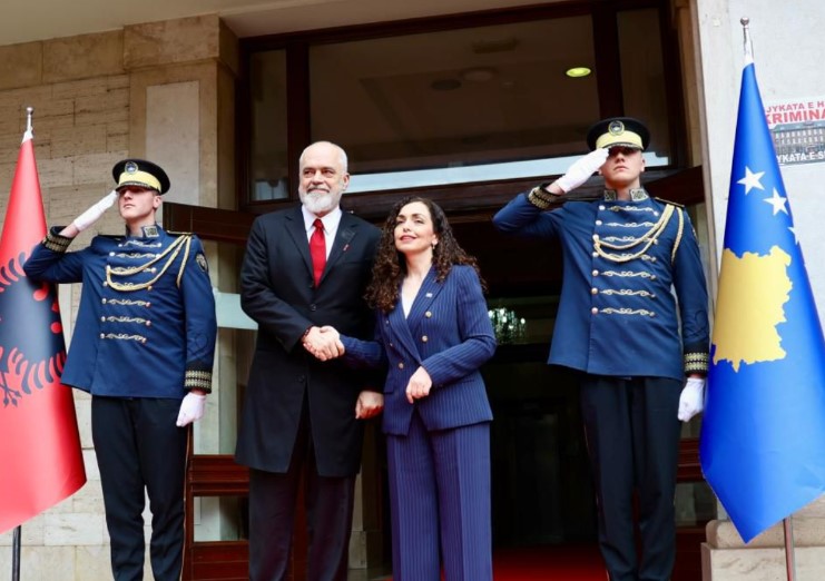 “Presidentja e Kosovës është kërcënuar për dy vjet”- Rama: Vjosa Osmani nuk lejoi që të dhunohej zyra e institucionit, donin të gjenin aty prova për krime kundër njerëzimit