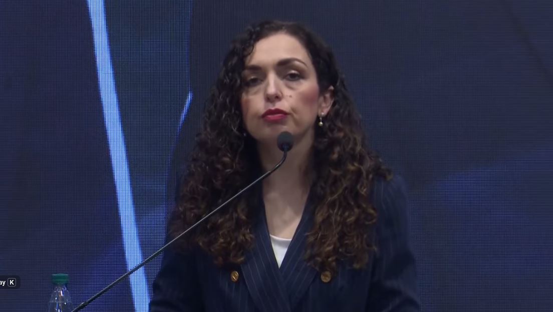 “Një histori e shkruar me gjak, asnjëherë s’mund të fshihet!”- Vjosa Osmani: Në Hagë po gjykohen padrejtësisht edhe proceset tona jetike, liria, pavarësia