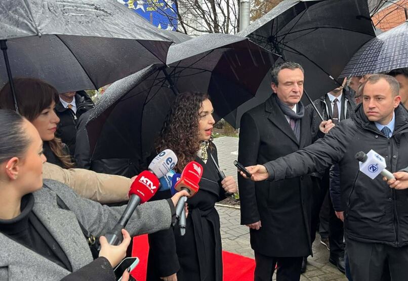 Presidentja Vjosa Osmani uron 18-vjetorin e Pavarësisë: Sakrifica ka qenë shekullore! Mirënjohje për të gjithë ata që dhanë jetën për shtetin e pavarur të Kosovës!