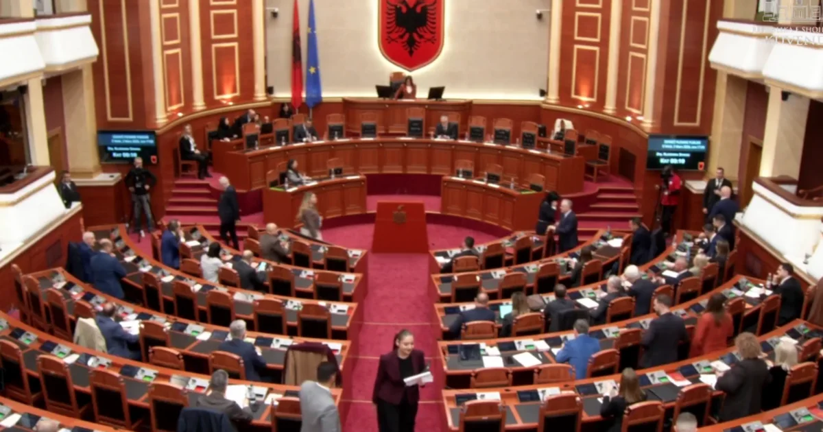 Zbardhet drafti i PS për rregulloren e Kuvendit: Deputetët të flasin më pas, mbeten 11 komisione!