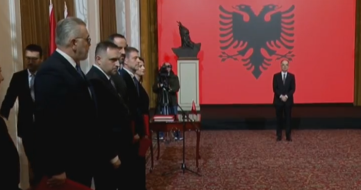 Ministrat e rinj para Begajt, marrin detyrën pas betimit me dorën mbi Kushtetutë