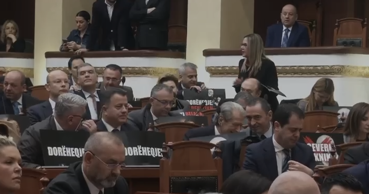 “Dorëheqje, o derëzinj”! Opozita me pankarta në sallë, proteston në Kuvend (VIDEO)