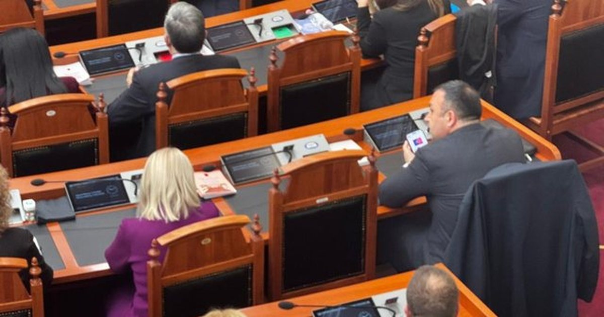 Votimi për ‘Ballukun’! Spiropali e Xhafaj, socialistët që mungojnë në Kuvend