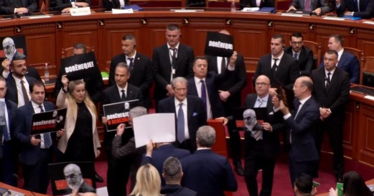 Rrëzohet raporti i PD, mbyllet pas 1 orë e 30 min seanca në Kuvend! Opozita protestoi në foltore