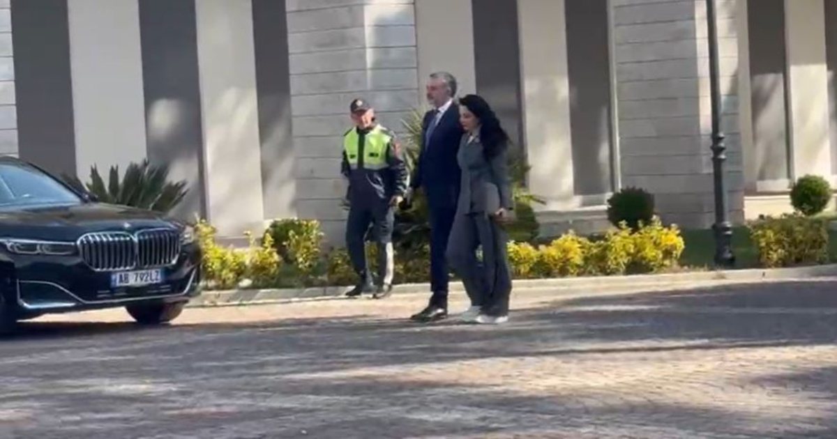 Në pritje të Asamblesë së PS-së, mbërrin Belinda Balluku