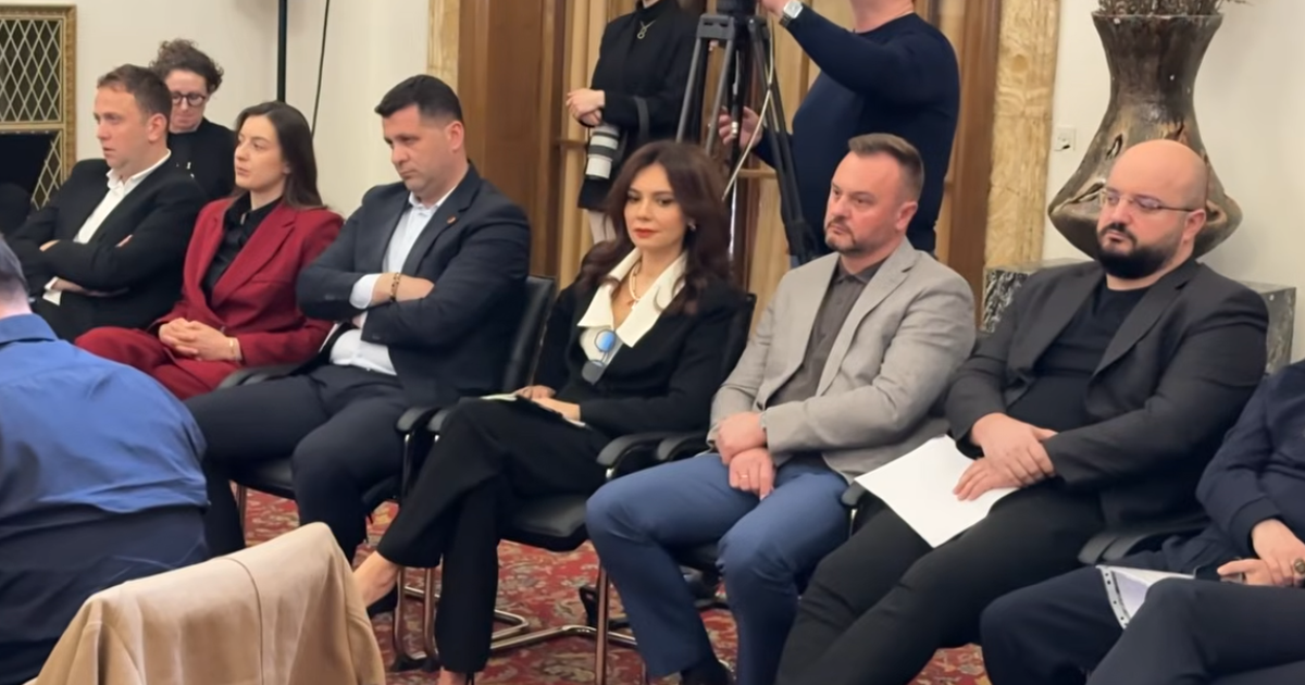 Mbledhja e Grupit Parlamentar të PS, Spiropali dhe Braçe ulen në fund të sallës