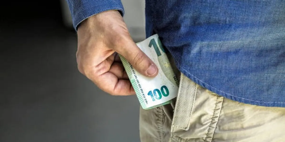 A po përshkallëzohet lufta – Suedia u kërkon qytetarëve të mbajnë ‘cash’ para në shtëpi