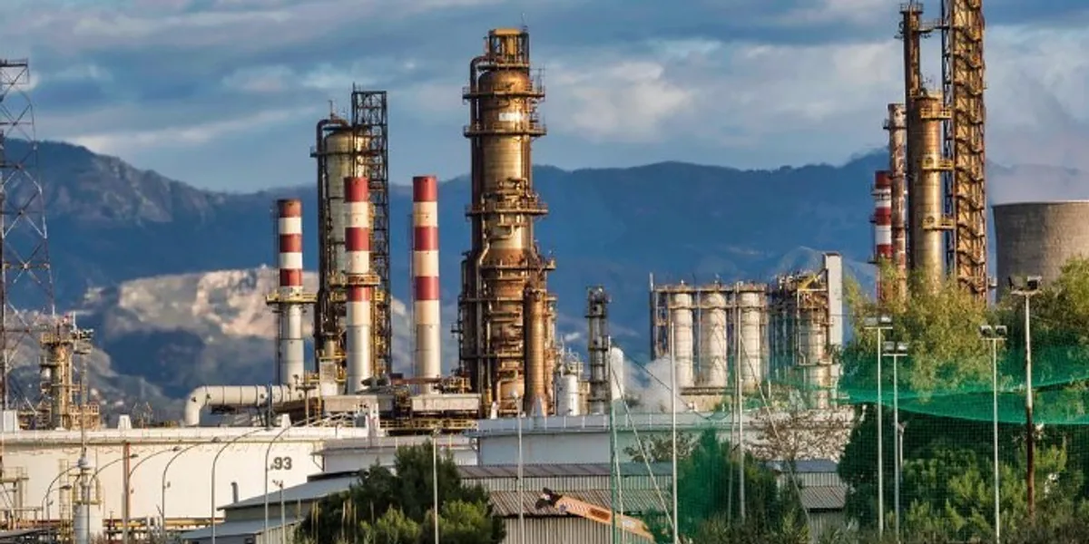 Sa karburante dhe produkte të tjera nxirren nga një fuçi nafte?