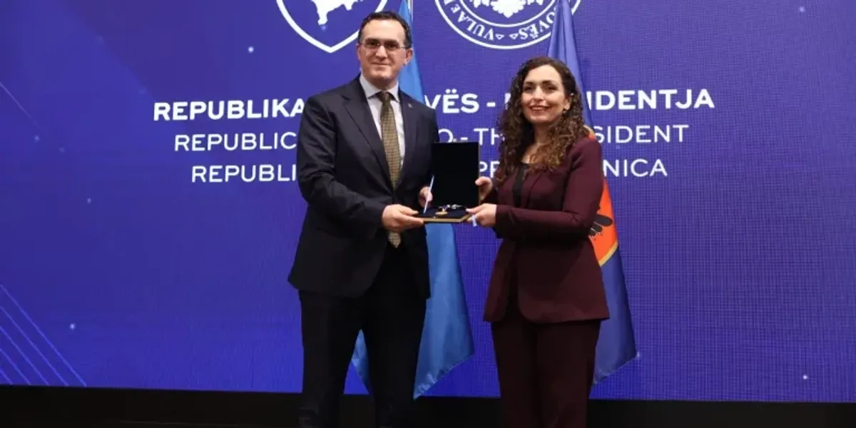 Rektori Edmond Hajrizi dekorohet me Medaljen Presidenciale