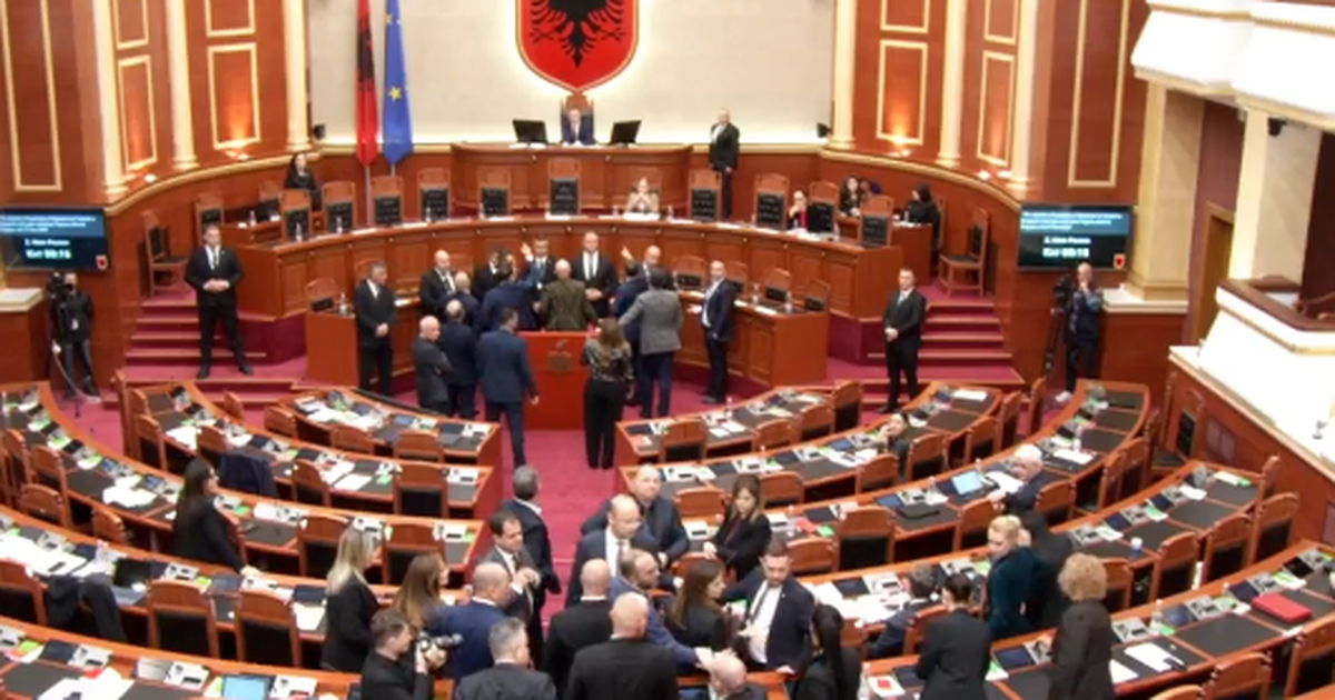 Tensione në Kuvend! PD bllokon foltoren, Elda Hoti i merr kartën Bora Muzhaqit, Nokës i hiqet fjala
