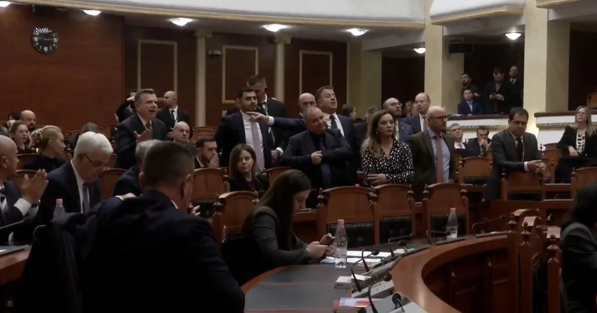 Balla merr fjalën në Kuvend, deputetët e opozitës godasin tavolinat: Nxirreni jashte!