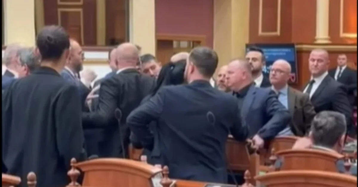 “Do të të rrjep si kec”! Noka godet me shishe uji Ballën: Të bëj atë që s’të shkon në mendje…(VIDEO)