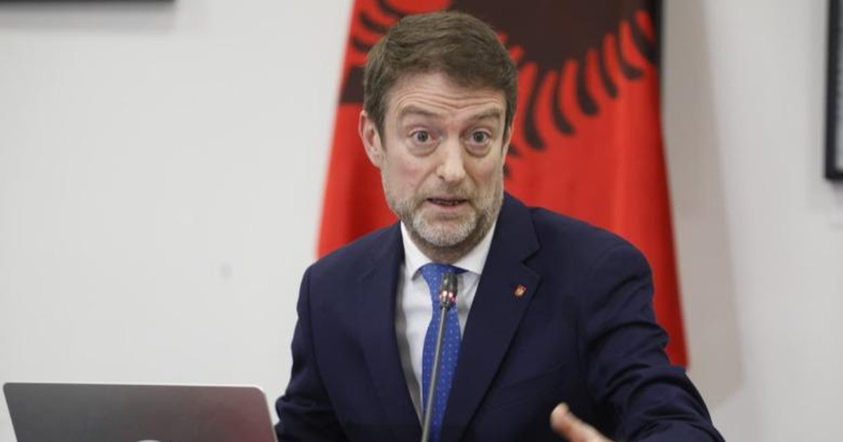 “Bllokimi i negociatave me BE, tymnajë”! Hoxha kritikon shërbimin e jashtëm: S’na pret bota sa të pimë kafen e mëngjesit