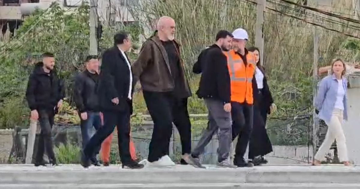 Kryeministri Rama ‘zbarkon’ në Vlorë, inspekton punimet në Lungomaren e Plazhit të Vjetër (VIDEO)