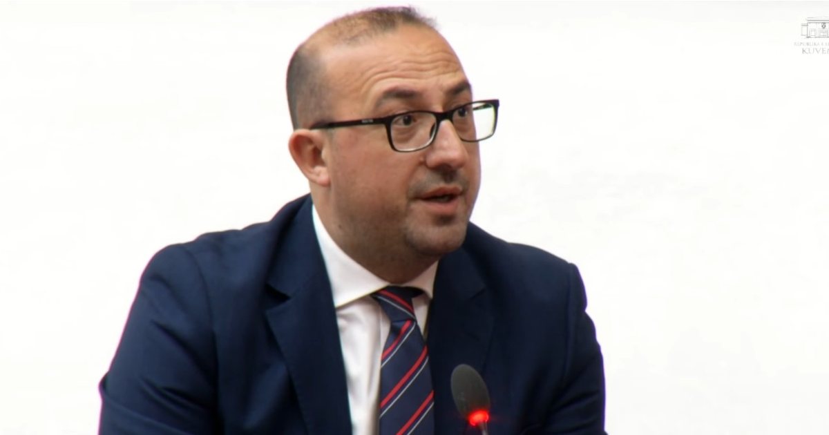 “Ne fshatarëve s’na vjen radha”, Korreshi ironizon: Situata në Lushnjë s’pret…apo kur të ketë terezinë ministrja