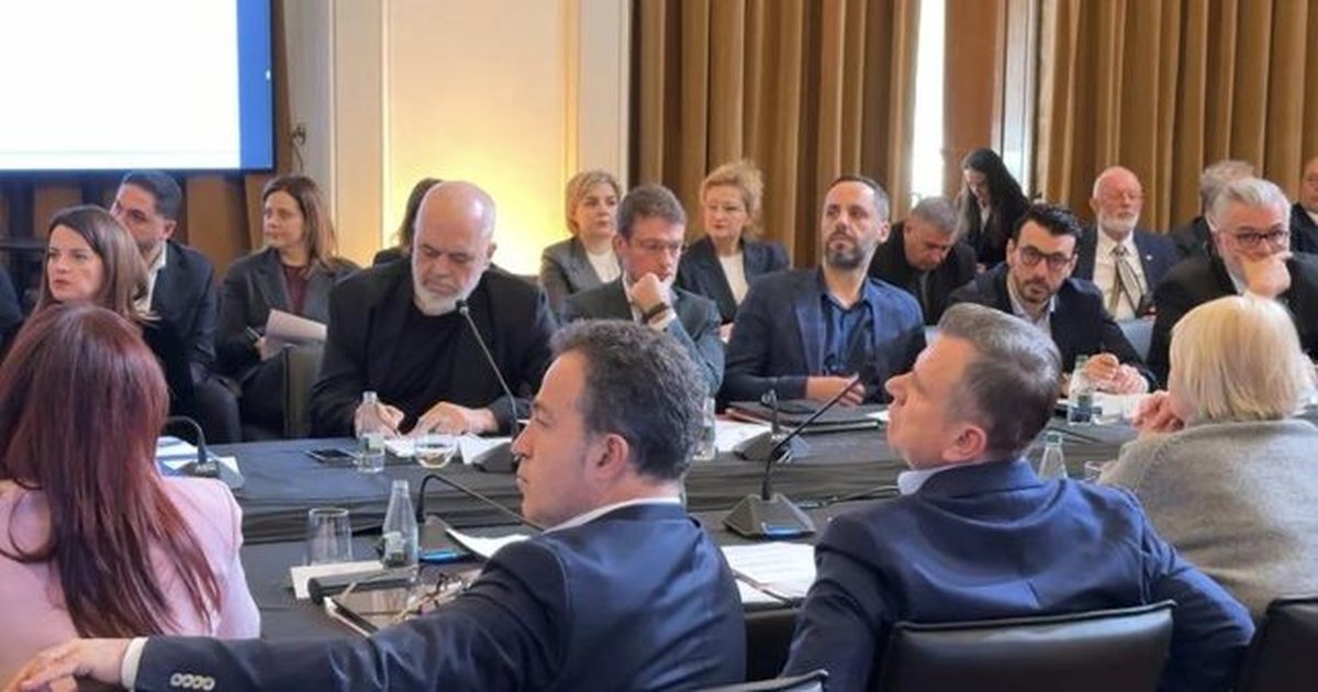 Rama mbledh ministrat dhe grupin parlamentar, takimi me dyer të mbyllura