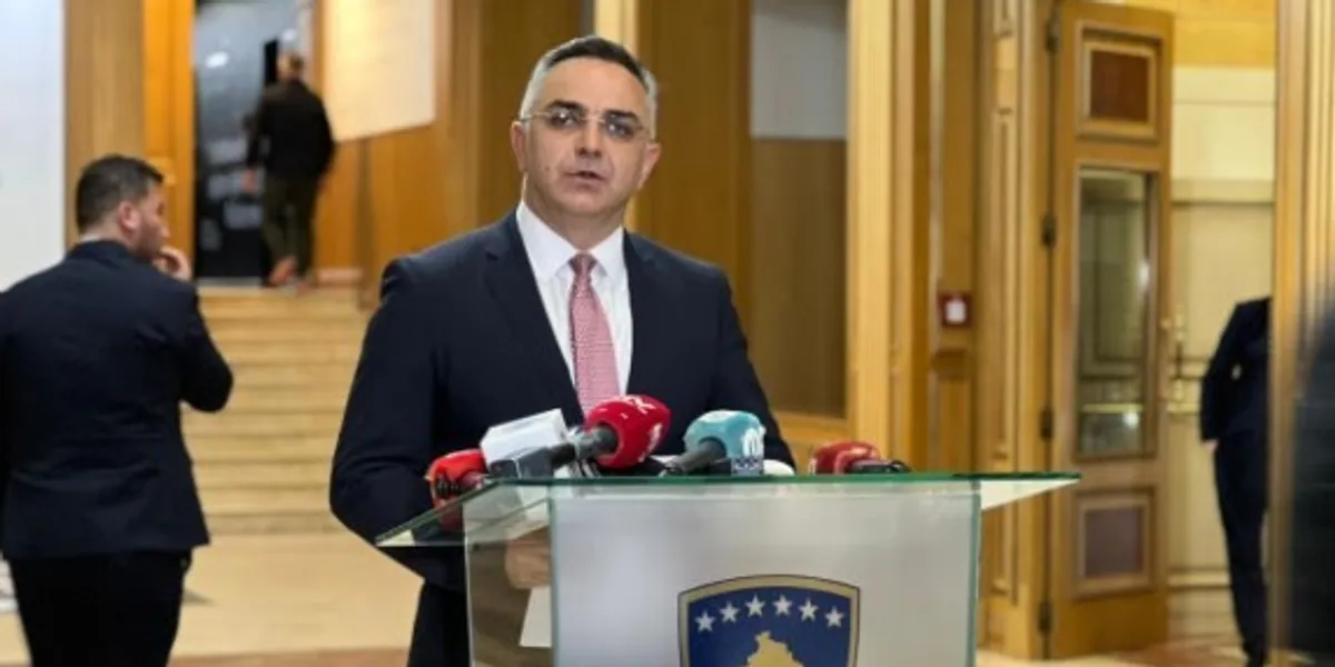 ​Tahiri për pagën e 13-të: Marre me u shpërnda për sektorin publik e mos të ndihmohet ai privat