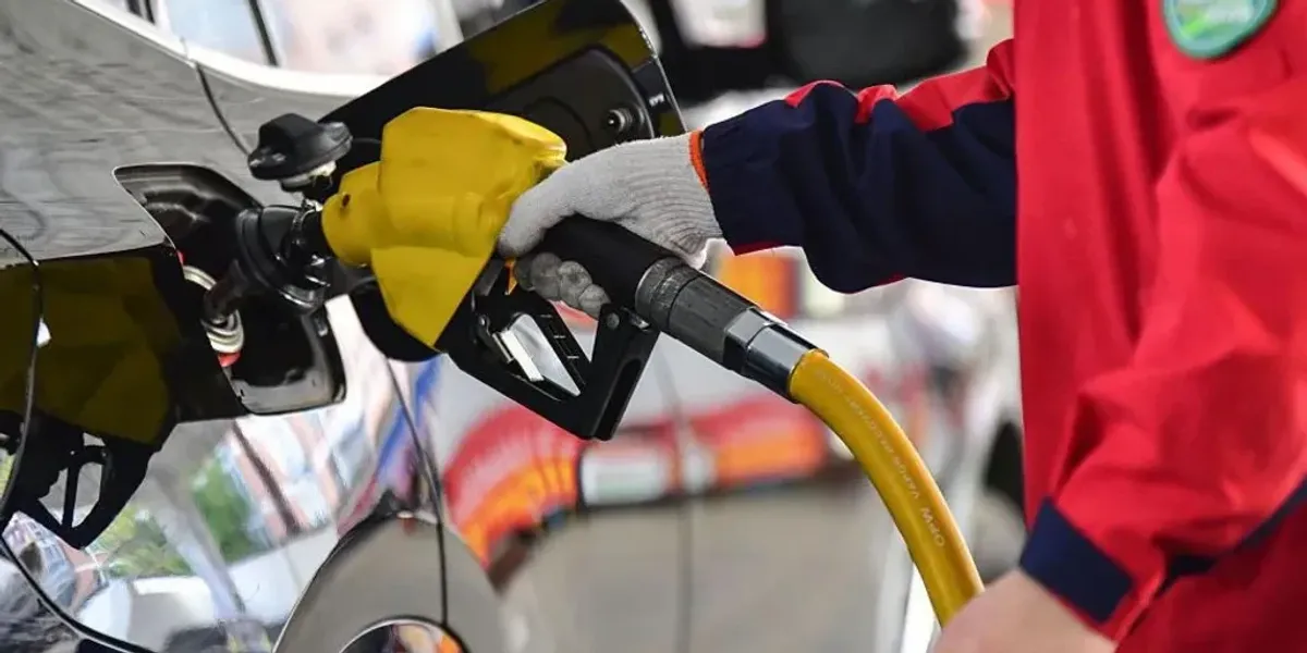 Çmimi i naftës bie ndjeshëm pas marrëveshjes së armëpushimit SHBA-Iran për të rihapur Ngushticën e Hormuzit