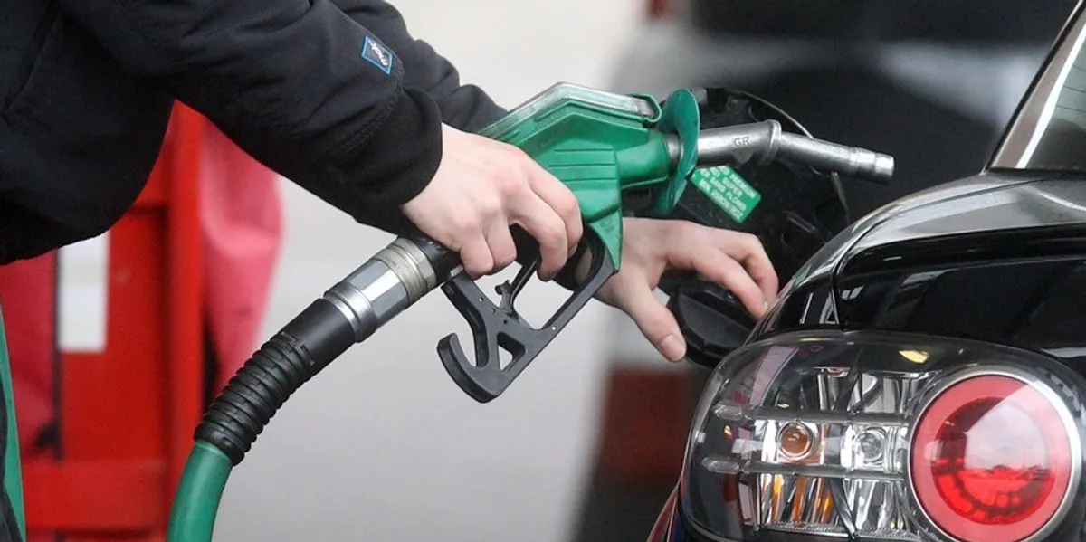 Ekspertët shpjegojnë rritjen e shpejtë të çmimit të naftës dhe uljen me vonesë