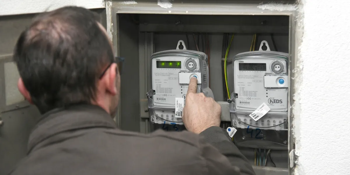 MINTI shqipton gjoba ndaj KEDS-it për njehsorët me afat të skaduar të verifikimit