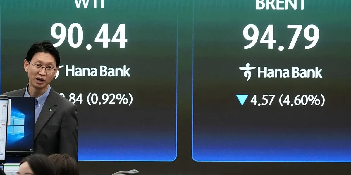 Çmimet e naftës bien ndërsa shpresat e ripërtërira për bisedime paqeje ushqejnë një rritje të tregut të aksioneve