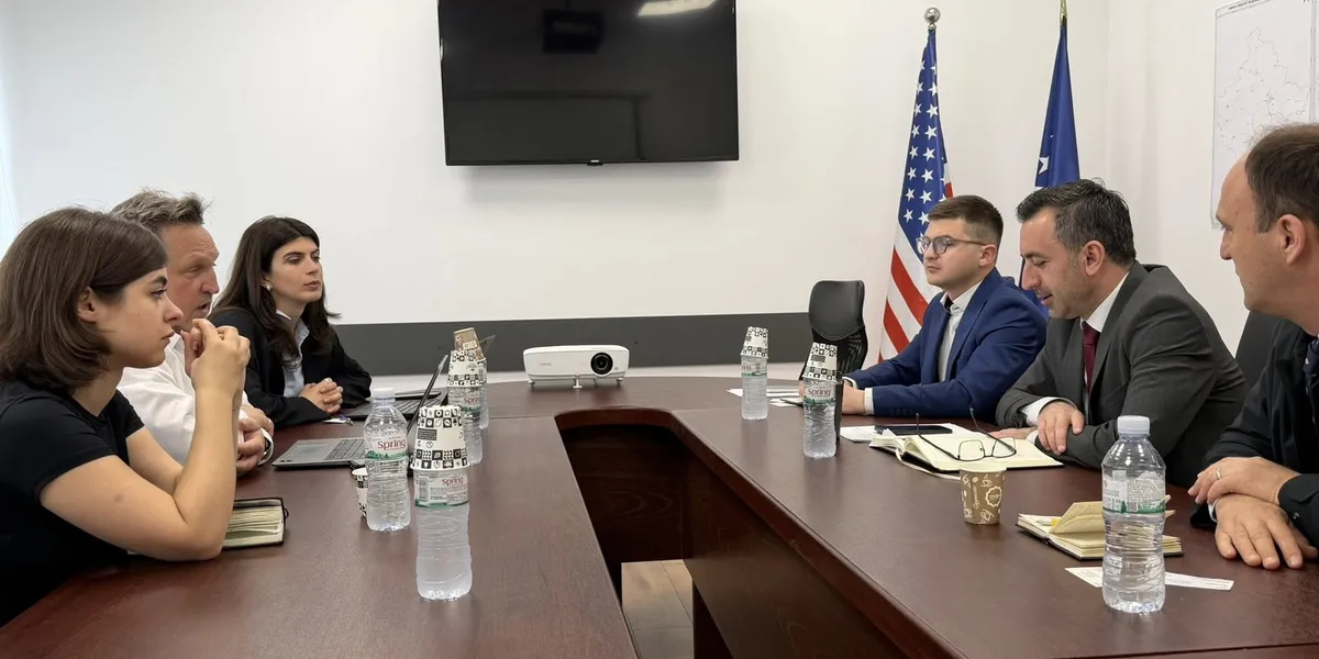 Zgjerimi i linjave ajrore, ministri Basha takon përfaqësues të Wizz Air