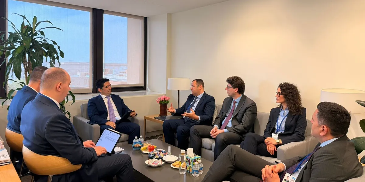 Guvernatori Ismaili prezanton zhvillimet financiare të Kosovës në takim me Drejtorin Ekzekutiv të FMN-së