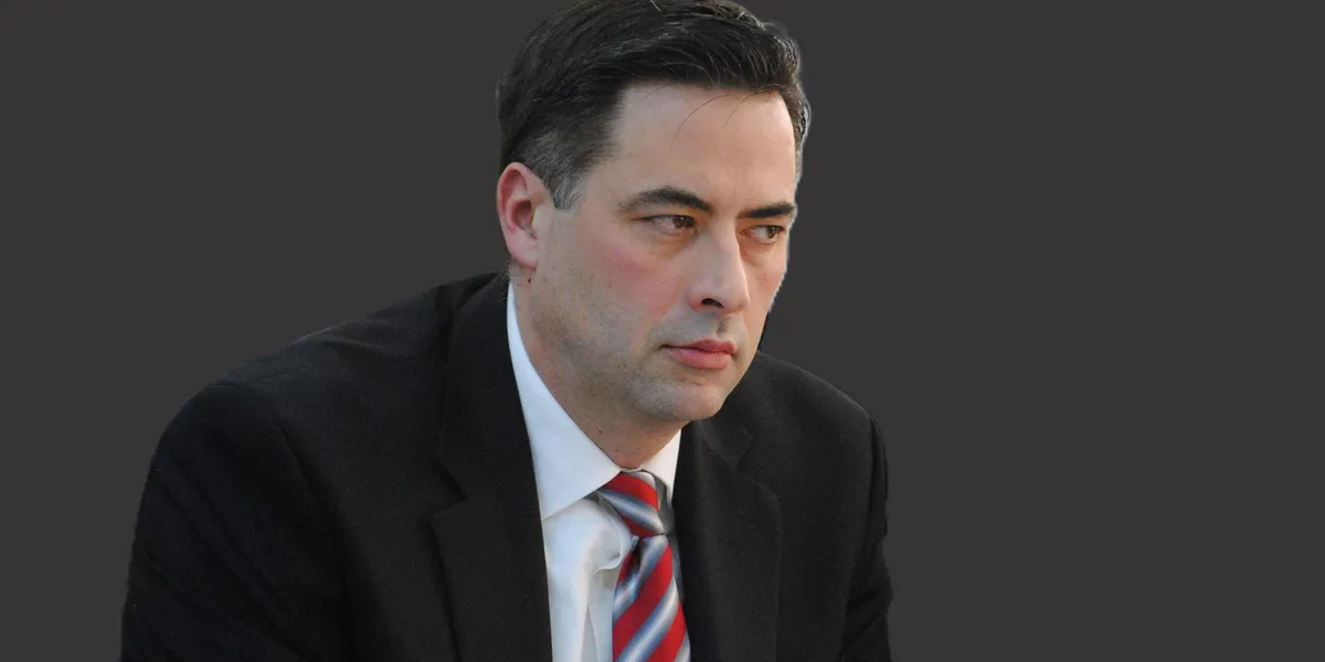 ​Adrian Zalli i Trustit i kalon me paga krerët e institucioneve