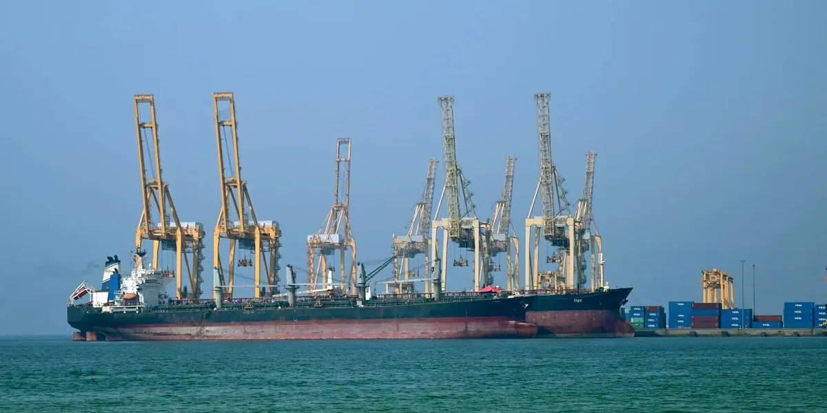 Çmimet e naftës do të kthehen në nivele më të larta pas mbylljes së Ngushticës së Hormuzit, paralajmërojnë ekspertët