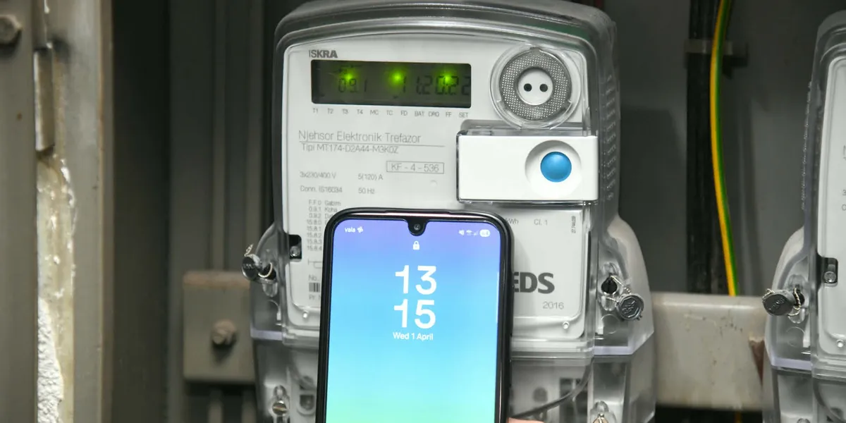 Skandali me njehsorë elektrikë, ZRRE del me njoftim: Çdo konsumator i prekur do të kompensohet plotësisht