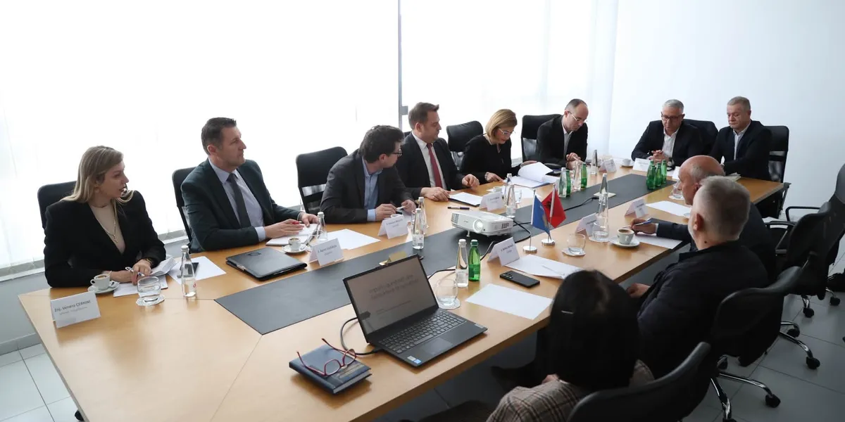 Kriza në tregun e qumështit, ministrat kërkojnë rritje të grumbullimit të qumështit nga fermerët vendorë