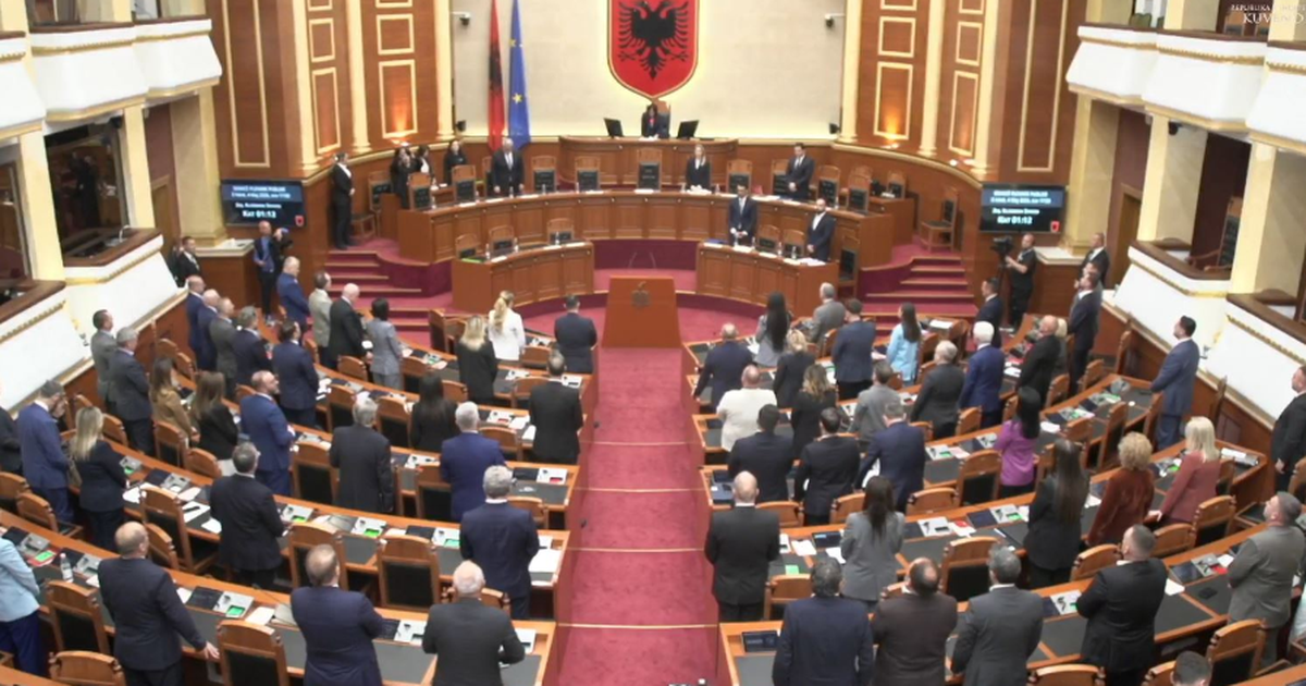 Aksidenti tragjik në Durrës, seanca plenare nis me 1 minutë heshtje për dy të miturit që humbën jetën