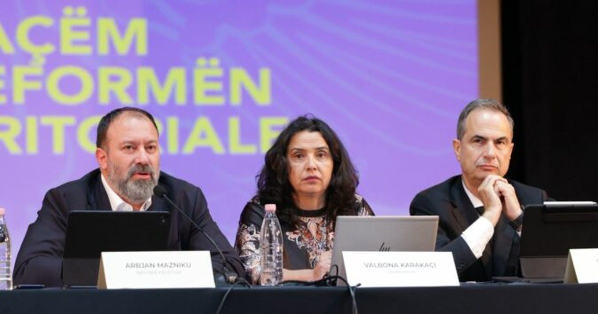 “Territorialja” në Vlorë! Debate PS-PD, Mazniku: T’i bëjmë bashkitë më efikase. Boçi: Mezi paguajnë pagat