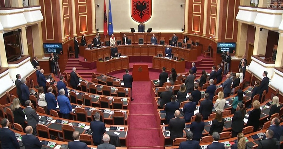 Kuvendi nis me 1 minutë heshtje në nderim të Servet Pëllumbit (VIDEO)