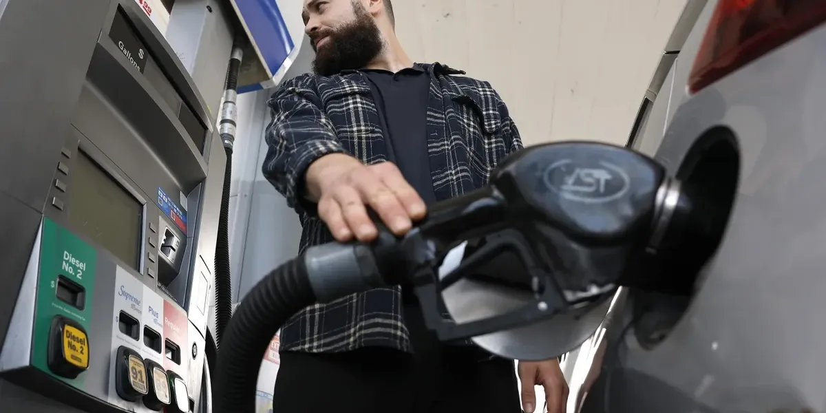 Njerëzit në SHBA tani paguajnë 50 për qind më shumë në pompën e benzinës sesa para luftës